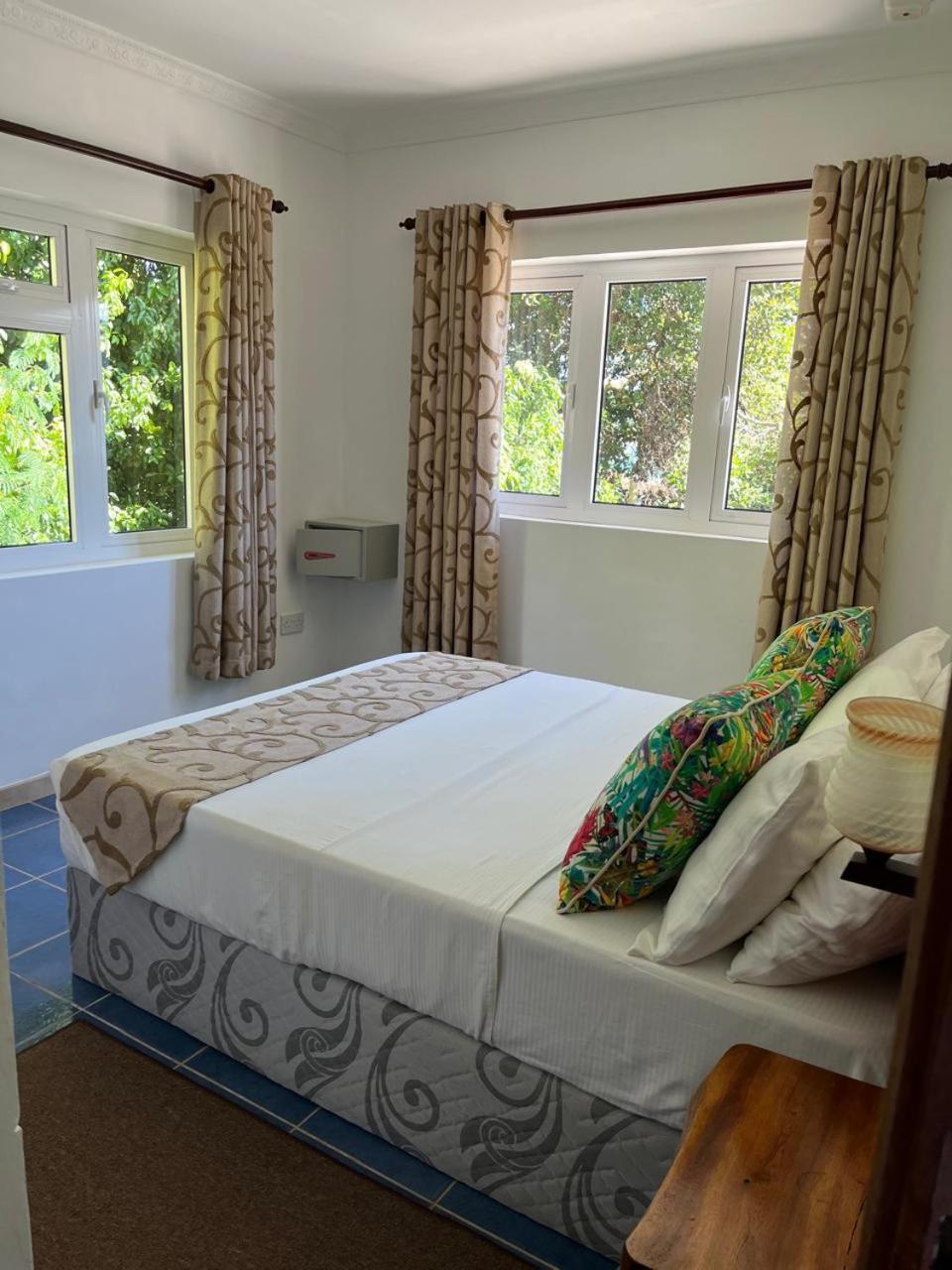 Cavern Apartments Baie Sainte Anne Zewnętrze zdjęcie